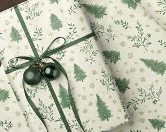 Rollo de papel de regalo navideño con diseño de bosque, pino verde y flores sobre fondo crema. Papel de regalo navideño natural.