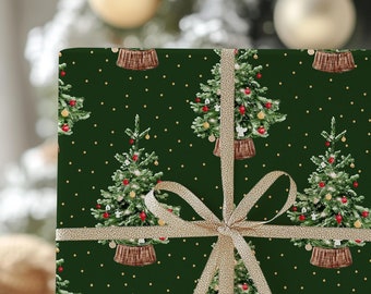 Könnte beinhalten: Ein Geschenk, verpackt in grünes Geschenkpapier mit einem sich wiederholenden Muster aus Weihnachtsbäumen mit roten und gelben Ornamenten. Das Geschenk ist mit einem goldenen Band und einer Schleife gebunden. Im Hintergrund befinden sich ein Weihnachtsbaum und Tannenzapfen.