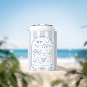 Peut inclure: Un refroidisseur de canette à rayures blanches et bleu clair avec le texte "Olivia's Last Splash" et des illustrations d'un palmier, d'une sirène et d'un coquillage. Le texte "Palm Springs, CA" est également inclus.