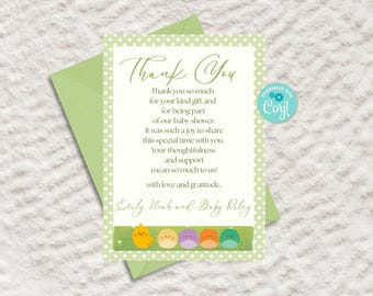 Puede incluir: Una tarjeta de agradecimiento verde con lunares blancos. La tarjeta tiene un mensaje escrito a mano que dice "Gracias" e incluye el texto "Muchas gracias por su amable regalo y por ser parte de nuestro baby shower. Fue un placer compartir este momento especial con ustedes. Su consideración y apoyo significan mucho para nosotros! con amor y gratitud, Early, Noah y Baby Riley". La tarjeta también tiene un pequeño círculo verde con el texto "Coryl" en blanco.