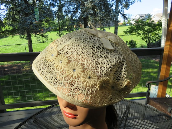 Vintage 1950's ladies Off White crochet style Bere