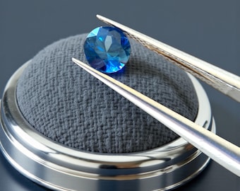 Natural Blue Sapphire: 5mm Round Brilliant Cut with Teal Undertones, Eye Clean VVS Clarity