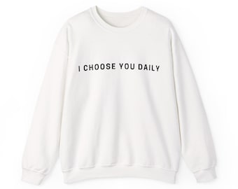 Sudadera con cuello redondo y texto de escritura minimalista "I Choose You Daily"