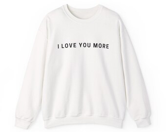 Sudadera con cuello redondo y texto minimalista "Te amo más"