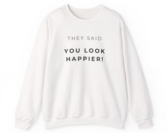 Sudadera de cuello redondo "You Look Happier" / Cita de texto minimalista