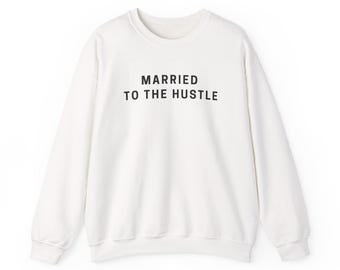 Sudadera "Casado con el Ajetreo" / Cuello redondo con texto minimalista, Top motivacional "Ajetreo"