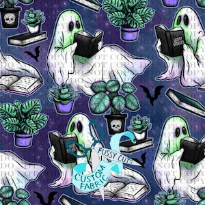 以下が含まれることがあります： 「Ghost Stories」と書かれた本を読む漫画の幽霊、鉢植えの植物、コウモリ、棺が、濃い青色の背景に繰り返されるパターンです。「Fussy Cuts」と「Custom Fabric」の文字が含まれています。