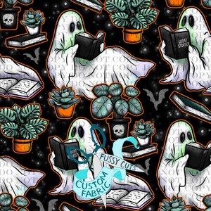 以下が含まれることがあります： 「Ghost Stories」と書かれた本を読んでいる漫画の幽霊と、黒い背景に鉢植えの植物が描かれた繰り返し模様。デザインにはコウモリ、スカル、そして「Fussy Cuts Custom Fabric」の文字が含まれています。
