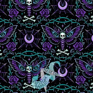 Pode incluir: Um padrão repetido em um fundo preto com mariposas roxas com rostos de caveira, rosas roxas, vinhas turquesas e ossos cruzados brancos. O design inclui luas crescentes e teias de aranha. O texto "FUSSY CUTS CUSTOM FABRIC" é visível.