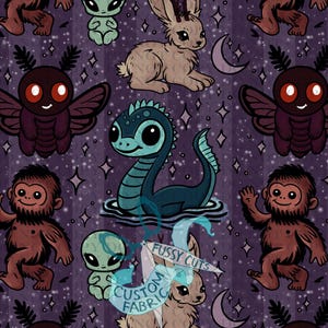 以下が含まれることがあります： モスマン、ネッシー、ビッグフット、エイリアン、ウサギなど、クリプトと神話上の生き物の漫画イラストが繰り返されるパターン。星と三日月が描かれた濃い紫色の背景。