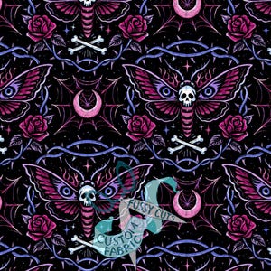 Pode incluir: Um padrão contínuo com mariposas com caveiras, rosas e luas crescentes em tons de rosa, roxo e branco sobre um fundo preto. O design inclui ossos cruzados, estrelas e um padrão semelhante a uma teia. O texto "FUSSY CUTS CUSTOM FABRIC" também é visível.