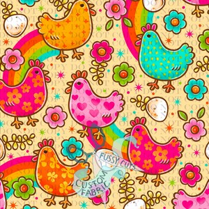 Könnte beinhalten: Ein skurriles Stoffdesign mit bunten Hühnern, Regenbogen, Blumen und Eiern auf cremefarbenem Hintergrund. Die Hühner sind mit Herz- und Blumenmustern verziert. Der Text "Fussy Cuts Custom Fabric" ist sichtbar.