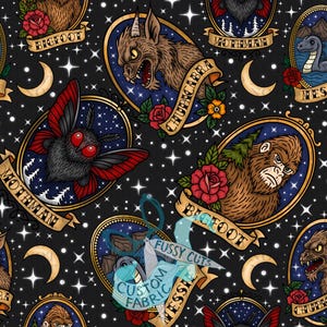 Puede incluir: Tela negra con un patrón repetido de retratos de críptidos en marcos ornamentados. Las ilustraciones incluyen a Bigfoot, Mothman y el Chupacabra, con pancartas y rosas. El fondo está lleno de estrellas y lunas crecientes.