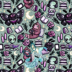 Op de afbeelding: Een herhalend patroon met illustraties van een mot, alien en Bigfoot die boeken lezen. Het ontwerp bevat rozen, kaarsen, manen en sterren in paars, roze en groen op een teal achtergrond. De tekst "FUSSY CUTS CUSTOM FABRIC" is ook aanwezig.