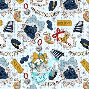 Op de afbeelding: Een lichtblauw stofpatroon met ingelijste treinillustraties, conducteurshoeden, zakhorloges, treinrails en het woord "BELIEVE". Decoratieve strikken en bellen dragen bij aan het feestelijke ontwerp.