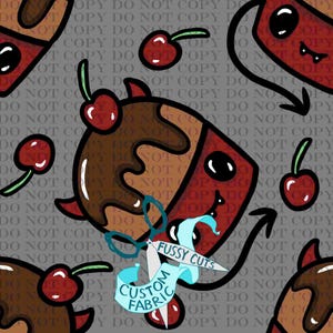 Può includere: Un motivo ripetuto con gelati e ciliegie dei cartoni animati. I gelati sono rossi e marroni con occhi e sorrisi neri. Le ciliegie con gambi verdi sono sparse in tutto il design. È presente anche il testo "FUSSY CUTS CUSTOM FABRIC".