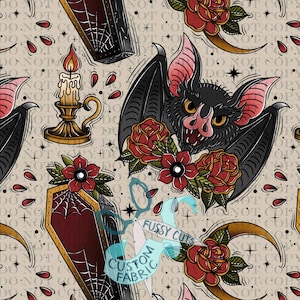 Op de afbeelding: Een naadloos patroon met illustraties in traditionele tattoo-stijl. Het ontwerp bevat een zwarte vleermuis met roze oren, rode rozen, doodskisten met spinnenwebben, een kaars en halve manen. De woorden "FUSSY CUTS" en "CUSTOM FABRIC" zijn zichtbaar.