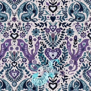 Pode incluir: Padrão repetitivo com dragões, corações e elementos florais em tons de roxo, verde-azulado e branco. O design inclui dragões estilizados com detalhes em forma de coração, rodeados por corações e flores decorativas. As palavras "FUSSY CUTS" e "CUSTOM FABRIC" são visíveis.