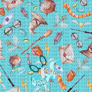 Peut inclure: Un motif de tissu fantaisiste sur fond bleu clair, représentant un balai, des lunettes, un chapeau et une lettre. Le design comprend le texte "FUSSY CUTS" et "CUSTOM FABRIC".