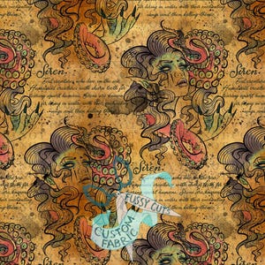 Può includere: Un motivo ripetuto con illustrazioni di sirene con tentacoli simili a polpi, nelle tonalità del marrone, verde e rosa. È incluso anche il testo "Siren" e testo descrittivo. Il design ha un'estetica vintage ispirata ai tatuaggi.