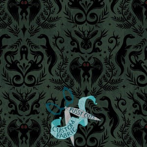 Peut inclure: Tissu vert foncé avec un motif répété de silhouettes noires. Le motif comprend des chauves-souris, des cerfs et d'autres créatures d'inspiration gothique. Le texte "Fussy Cuts Custom Fabric" est affiché sur une bannière avec des ciseaux.