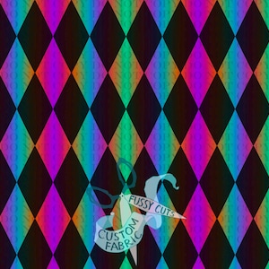 Könnte beinhalten: Ein lebendiger Stoffentwurf mit einem sich wiederholenden Muster aus schwarzen Rauten, die mit einem Regenbogen-Farbverlauf gefüllt sind. Der Text "FUSSY CUTS CUSTOM FABRIC" wird auf einem Band mit einer Schere angezeigt.