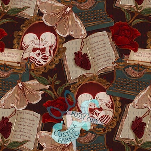 Puede incluir: Un patrón de tela burdeos oscuro con máquinas de escribir antiguas, rosas, polillas y esqueletos enmarcados. El diseño incluye libros abiertos con texto manuscrito, un colgante de corazón y el texto "FUSSY CUTS CUSTOM FABRIC".