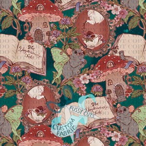 Può includere: Un design di tessuto stravagante con topi fatati con ali di farfalla, funghi e libri aperti con il testo "The Daydreamer's Tale". Il design include elementi floreali e cornici ornate, il tutto su uno sfondo verde acqua.
