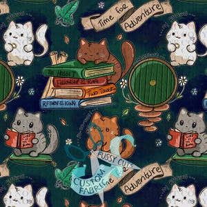 Könnte beinhalten: Ein skurriles Stoffdesign mit Cartoon-Katzen, Büchern und Elementen aus Der Herr der Ringe. Die Katzen sind mit Büchern dargestellt, und der Text enthält "Time for Adventure" und "Fussy Cuts". Der Hintergrund ist dunkelblaugrün.