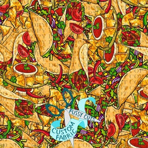 Pode incluir: Um design de tecido vibrante com um padrão repetido de tacos, tortilhas, salsa e pimentas. O design inclui o texto "Fussy Cuts Custom Fabric" em uma faixa azul com tesouras.