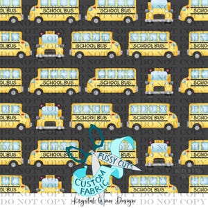 Puede incluir: Un patrón repetitivo de autobuses escolares amarillos sobre un fondo gris oscuro. Los autobuses están en varias orientaciones, algunos con el texto "SCHOOL BUS". La imagen también incluye el texto "FUSSY CUTS" y "CUSTOM FABRIC".