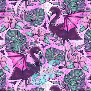 Peut inclure: Motif répété avec des flamants roses violets stylisés avec des ailes de chauve-souris et des accents de crâne, sur un fond rose avec des feuilles tropicales, des fleurs et des silhouettes de chauve-souris. Le motif comprend le texte "Fussy Cuts Custom Fabric".