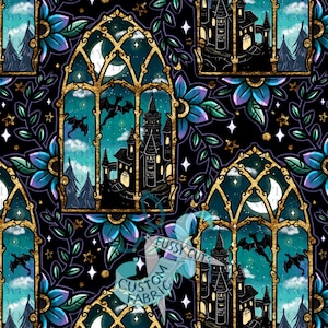 Puede incluir: Patrón repetitivo con escenas de castillos góticos enmarcadas por arcos dorados ornamentados. Las ventanas revelan un cielo nocturno con una luna creciente, murciélagos y estrellas. Acentos florales turquesa y morados y follaje oscuro completan el diseño.