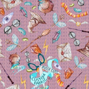 Peut inclure: Motif répété avec des illustrations à l'aquarelle d'objets magiques, tels qu'un balai, des lunettes, des cristaux, une lettre et un chapeau de sorcier. Le motif comprend le texte "FUSSY CUTS CUSTOM FABRIC" sur une bannière bleue, sur fond violet clair.