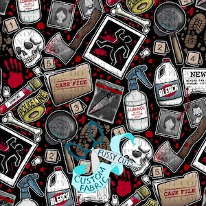 Może przedstawiać: Czarna tkanina z powtarzającym się wzorem elementów dochodzenia na miejscu zbrodni. Zawiera czaszkę, topór, torbę na dowody, lupę, rozpryski krwi oraz tekst "CASE FILE", "EVIDENCE" i "BLEACH".