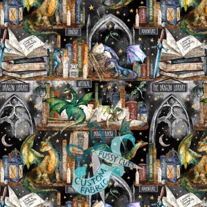 Puede incluir: Un diseño de tela de fantasía con dragones, libros, velas y linternas. El diseño incluye texto como "The Dragon Library", "Fantasy" y "Adventure". La paleta de colores incluye tonos de azul, verde, dorado y negro.