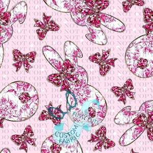 Puede incluir: Patrón repetitivo con diseños de temática de Pascua sobre un fondo rosa claro. El patrón incluye siluetas de conejos, huevos de Pascua y lazos, todos con un diseño floral en tonos rosas y blancos. Los lazos tienen una textura brillante.