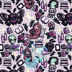 Op de afbeelding: Een herhalend patroon met illustraties van een mot, alien en Bigfoot die boeken lezen. Het ontwerp bevat rozen, kaarsen en open boeken in tinten paars, zwart en roze op een lichtpaarse achtergrond.