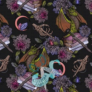 Può includere: Tessuto scuro con un motivo ripetuto di draghi verdi, fiori viola e rosa, libri e accenti di cristallo. Sono presenti anche una forma a mezzaluna con cristalli e una mano scheletrica che tiene una bacchetta. Il testo "Fussy Cuts Custom Fabric" è visibile.