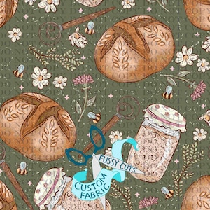 Puede incluir: Patrón repetitivo con ilustraciones de panes, abejas, flores y tarros de mermelada sobre un fondo verde. Las palabras "Fussy Cuts" y "Custom Fabric" están en una cinta azul con tijeras.