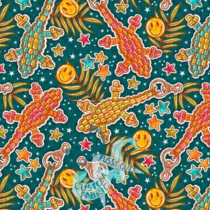 以下が含まれることがあります： 鮮やかな色のビーズで作られたトカゲのキーホルダー、スマイリーフェイス、星が、ティール色の背景に繰り返されるパターン。熱帯の葉と小さな白い星がデザインに含まれており、活気があり遊び心のある美学を作り出しています。