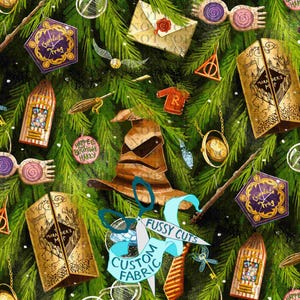 Peut inclure: Un motif fantaisiste avec des éléments sur le thème d'Harry Potter. Comprend un chapeau de tri, un vif d'or, une grenouille en chocolat et d'autres symboles emblématiques. Les mots "FUSSY CUTS" et "CUSTOM FABRIC" sont visibles. Le fond est un motif vert texturé.
