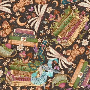Puede incluir: Un diseño de tela caprichoso con pilas de libros, mariposas, setas y elementos florales en tonos marrones, verdes y morados. El diseño incluye el texto "Trees, Wips, Butterflies, bee peeping".