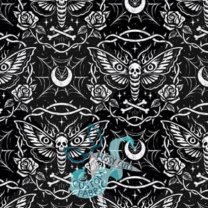 Pode incluir: Tecido preto e branco com um padrão repetitivo de mariposas com rostos de caveira, rosas, teias de aranha e luas crescentes. As mariposas têm padrões de asas detalhados. O design tem um tema gótico ou oculto.