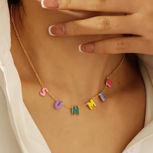 Collar personalizado con letra de burbuja de esmalte * Collar personalizado con letra vibrante * Regalo para mamá, regalo de San Valentín * Regalo para dama de honor * Regalo de cumpleaños