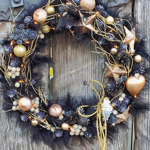 Ghirlanda natalizia nera e oro per porta d&#39;ingresso, con piume e palline di Natale, elementi decorativi e luci, diametro 15 pollici