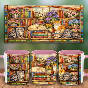 Puede incluir: Tres tazas de cer&aacute;mica con interior y asa rosas, con un dise&ntilde;o de vidriera de una estanter&iacute;a con gatos y flores. El fondo es una vidriera con un dise&ntilde;o similar. Las tazas est&aacute;n sobre una superficie de madera.