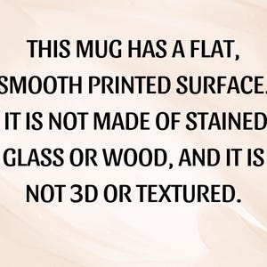 Puede incluir: Texto sobre un fondo beige: "ESTA TAZA TIENE UNA SUPERFICIE PLANA Y LISA IMPRESA. NO EST&Aacute; HECHA DE VIDRIO TE&Ntilde;IDO O MADERA, Y NO ES 3D NI TEXTURIZADA."