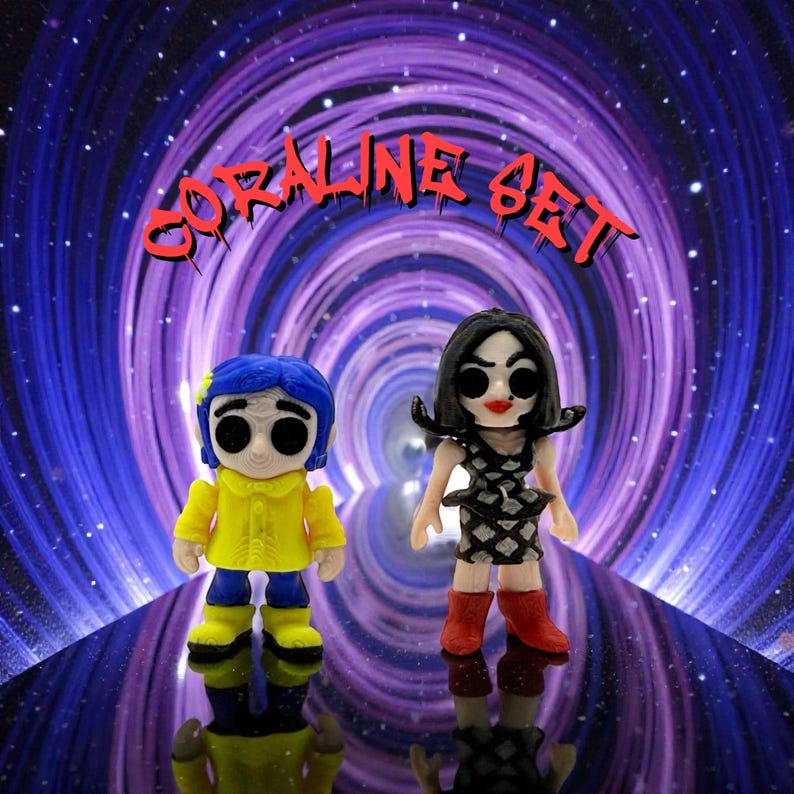 K&ouml;nnte beinhalten: Zwei Figuren aus dem Film "Coraline" stehen auf einer reflektierenden Oberfl&auml;che vor einem wirbelnden lila und blauen Hintergrund. Eine Figur tr&auml;gt einen gelben Mantel und blaues Haar, die andere ein schwarz-wei&szlig;es Kleid und rote Stiefel. Der Text "CORALINE SET" steht dar&uuml;ber.