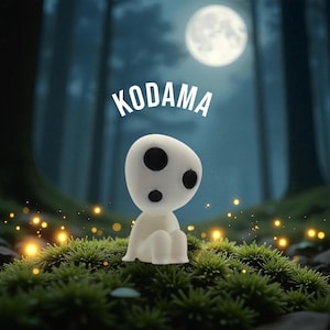 Op de afbeelding: Een witte Kodama-figuur met zwarte oog- en monddetails, zittend op groen mos. Het woord "KODAMA" staat boven de figuur. De achtergrond toont een bossc&egrave;ne met een volle maan.